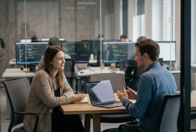 Une recruteuse mène un entretien avec un ingénieur logiciel dans une salle de réunion
